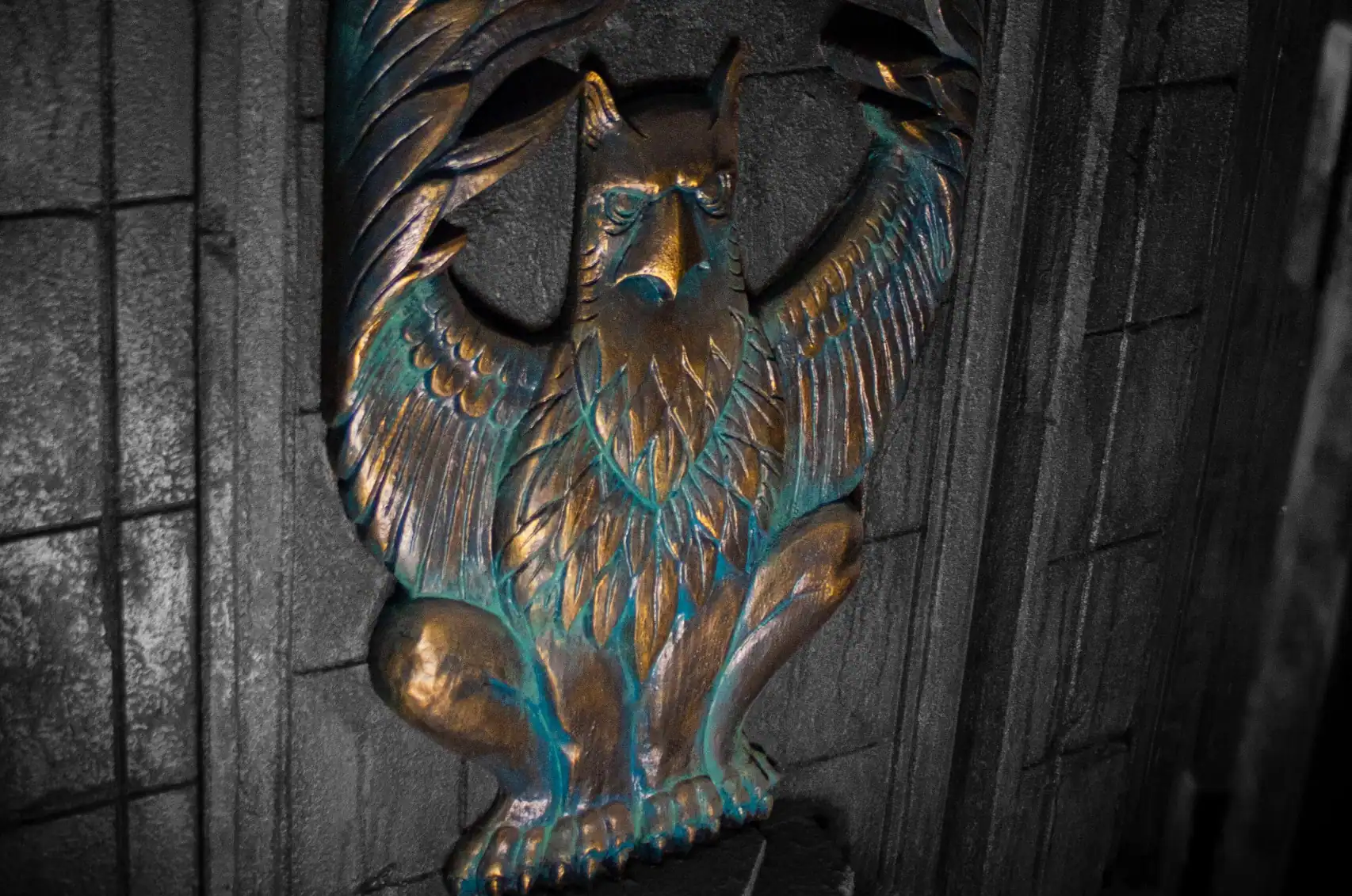 Wanddekoration mit Löwenfigur für Kino und Freizeit.